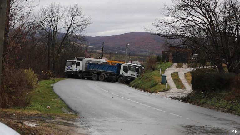 Pikat kufitare në Jarinje dhe Bërnjak vazhdojnë të jenë të mbyllura