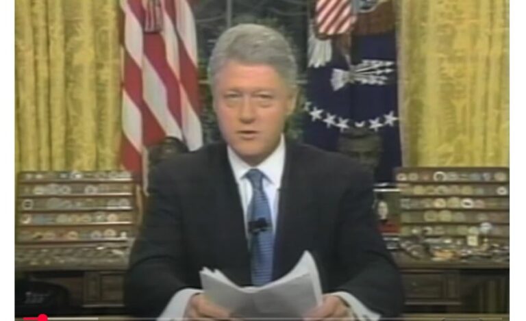 Momenti kur presidenti amerikan Bill Clinton njoftoi për nisjen e bombardimeve të NATO-s ndaj caqeve ushtarake serbe më 24 mars, 1999