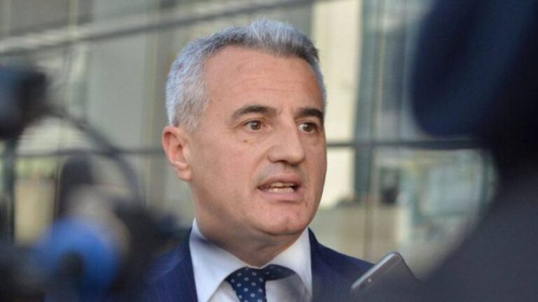 Pushojnë hetimet ndaj policit që dyshohej se kishte marrë pjesë në një tubim të PDK-së, avokati: E vërteta doli në shesh