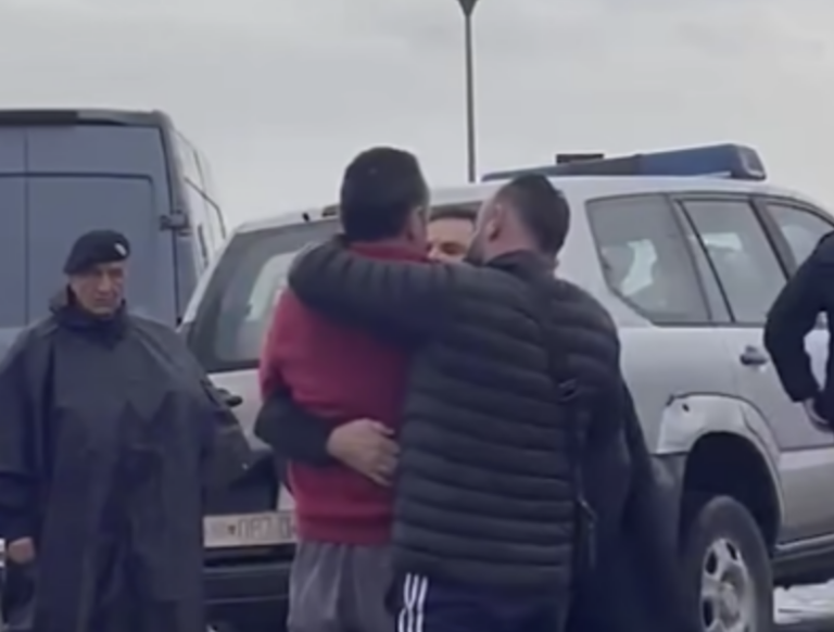 Duke qarë e me duar në kokë, bashkëshorti i gruas së vrarë në Vushtrri mbërrin në vendin e ngjarjes