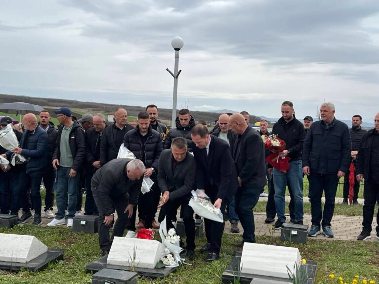 Driton Ajazi përkujton dëshmorët në Kompleksin e Morinës: Kujtimi për ta nuk do të zbehet kurrë