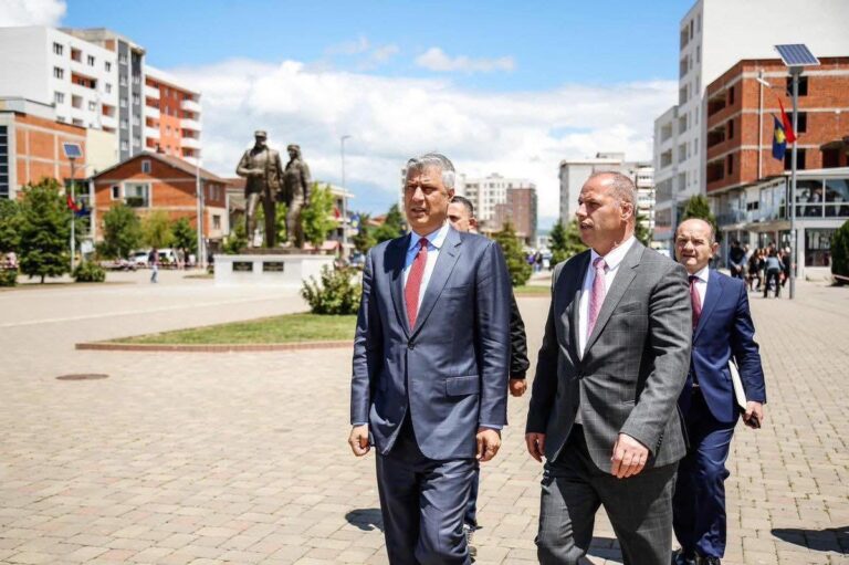 Lladrovci: Në Ditën e Presidentit, Hashim Thaçi padrejtësisht mbahet larg familjes dhe shtetit që e krijoi