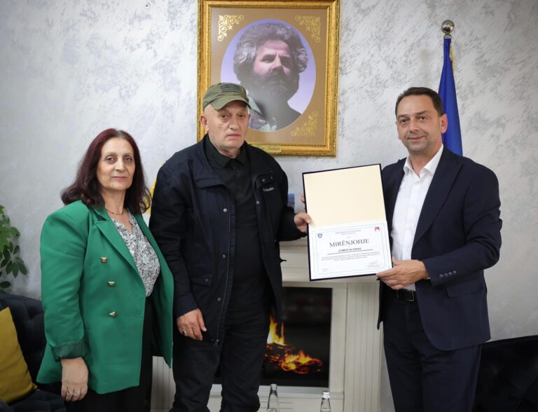 Zymer Aliçkaj, polici i parë i Skenderajt, pensionohet pas një karriere të gjatë në shërbim të qytetarëve